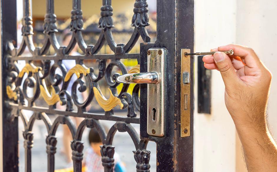 comment ouvrir une porte de voiture Le Mesnil-le-Roi